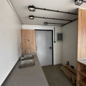 Conteneur restaurant HC 20 pieds – Disposition unidirectionnelle Idéal pour la restauration mobile ou comme kiosque de vente.